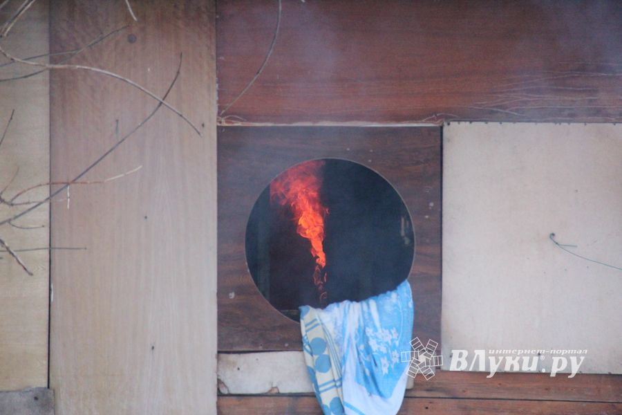 В Великих Луках горел жилой барак (ФОТО)