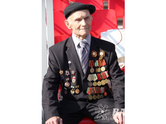 Парад Победы в Великих Луках (фото)