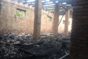 В Великих Луках сгорел склад железнодорожной компании (фото)