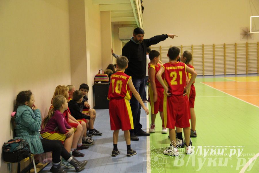 Интересный баскетбольный матч прошел в Великих Луках (фото)
