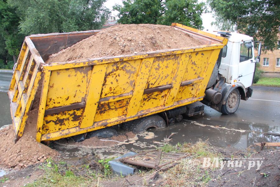 На проспекте Гагарина в Великих Луках провалился грузовик (ФОТО)