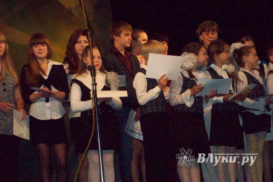 Великолукская школа № 2 торжественно подвела итоги года 