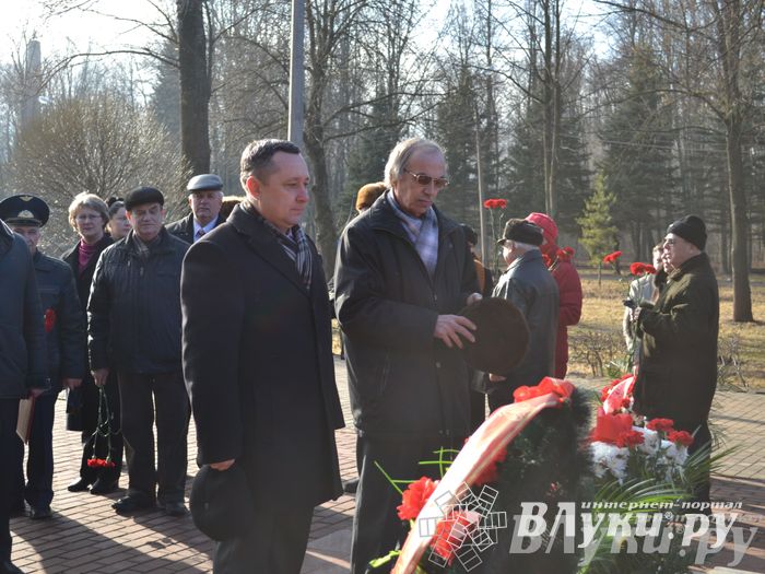 День защитника отечества в Великих Луках отметили памятным митингом и салютом