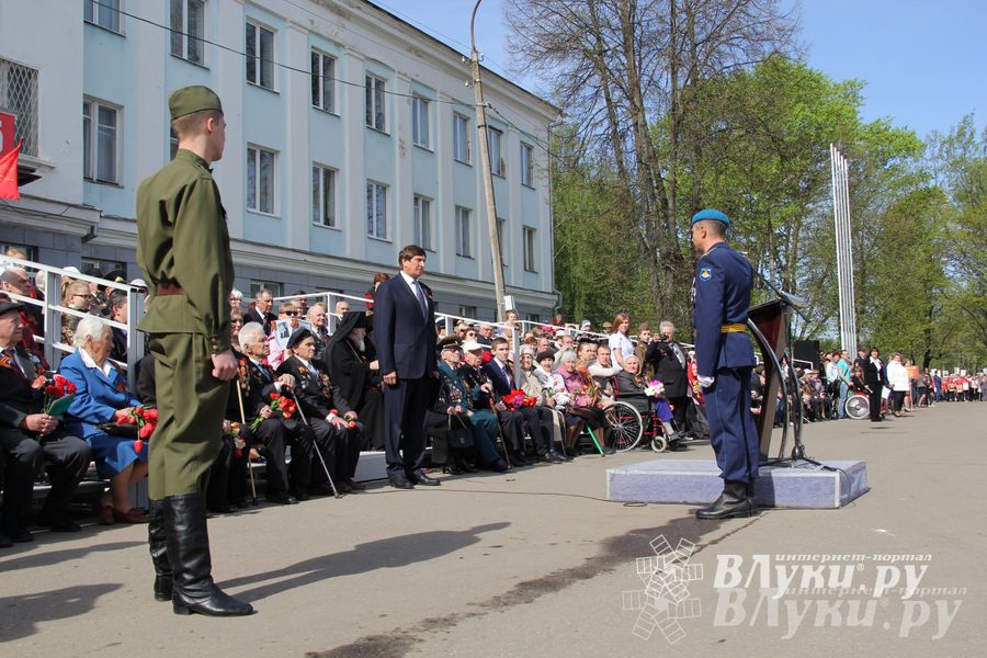 Парад Победы в Великих Луках (фото)