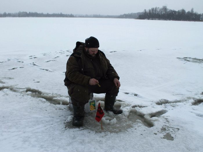 На Пореченском озере прошел Чемпионат города Великие Луки по ловле рыбы на блесну со льда (ФОТО)