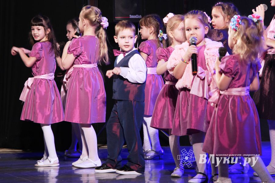 Юные артисты ГДК им. Ленина поздрвили пап с праздником (ФОТО)