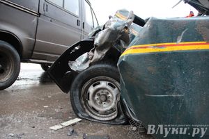​В Великих Луках столкнулись маршрутка и «Жигули» (фото)