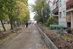 Во дворе дома на ул. Гоголя дорожники взяли в руки клещи (ФОТО)