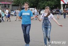 На главной площади Великих Лук выпускники репетировали вальс (ФОТО)