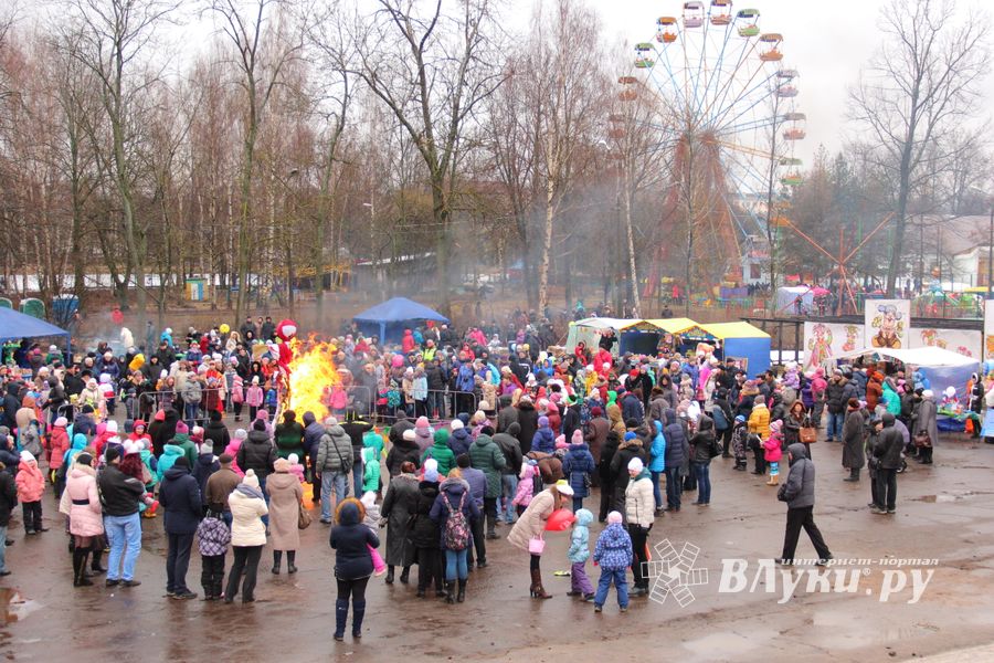В Великих Луках сожгли Масленицу (фото)
