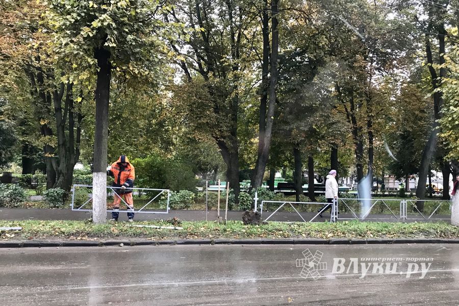 На пр. Октябрьском устанавливают ограждения (ФОТО)