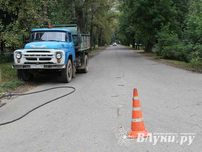 В Великих Луках начался ямочный ремонт на ул. Нелидовской (ФОТО)