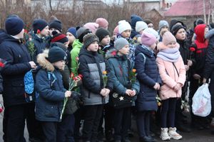 Родственники погибших солдат приняли участие в возложении цветов в Великих Луках
