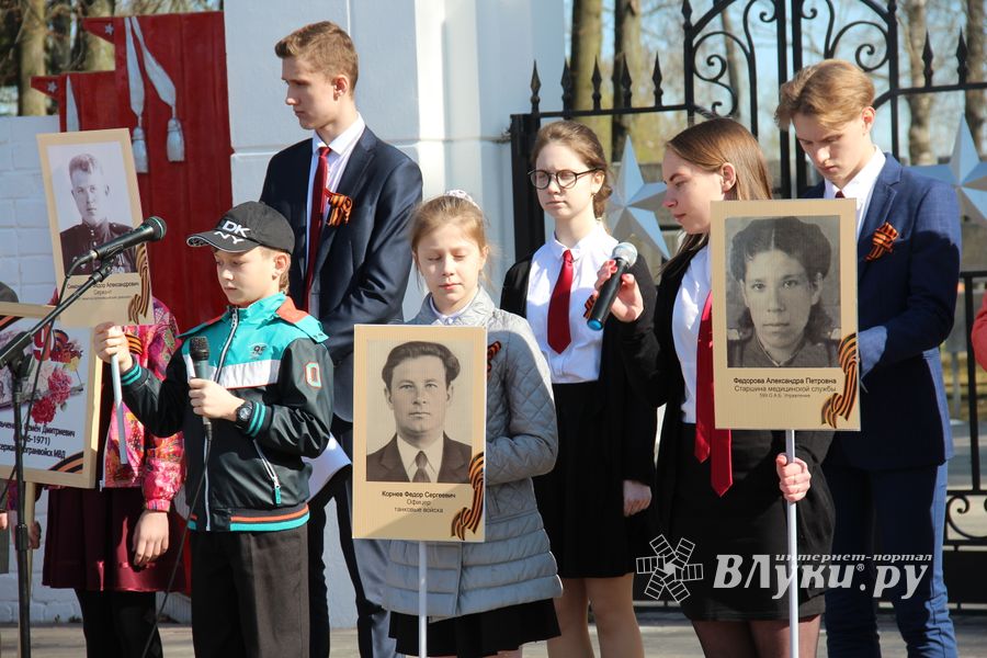 Ученики лицея №11 возложили цветы к могилам Братского кладбища (ФОТО)