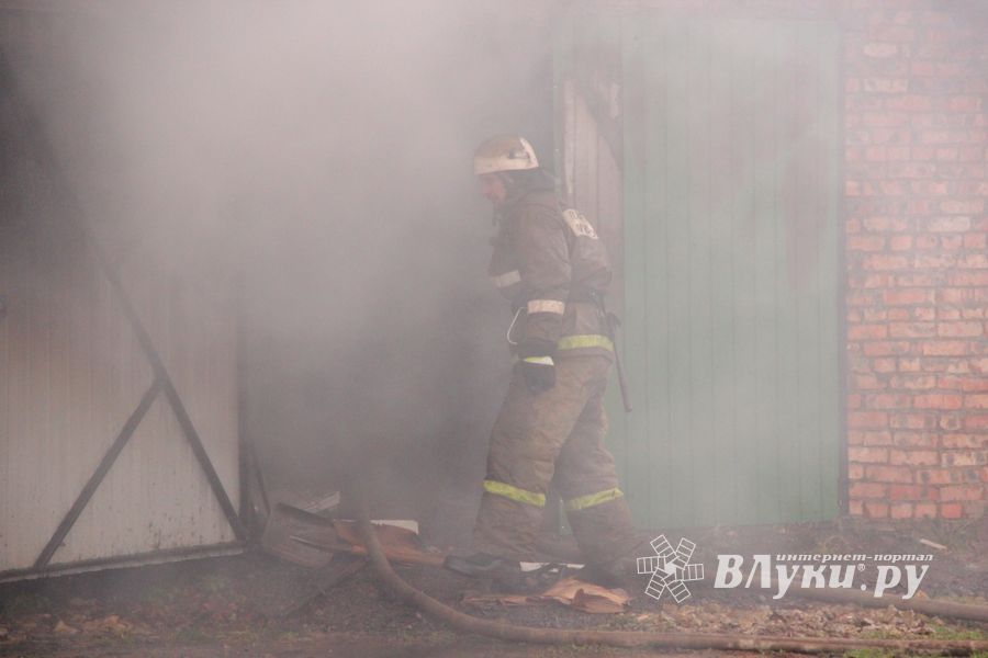 В Великих Луках на ул. Ползунова горит дом (ФОТО)