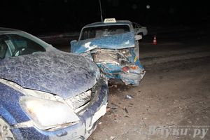 В Великих Луках столкнулись Опель и такси, есть пострадавшие (ФОТО)