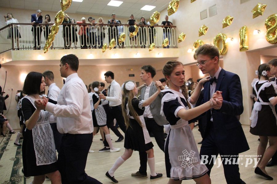 В Великих Луках прошли «Последние звонки» (ФОТО)