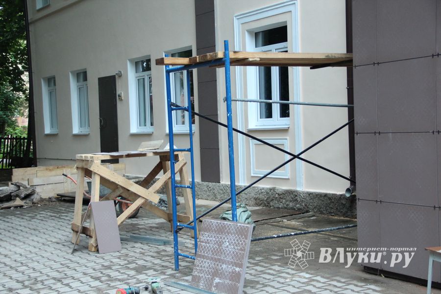 В Великих Луках ремонтируют детскую художественную школу (ФОТО)