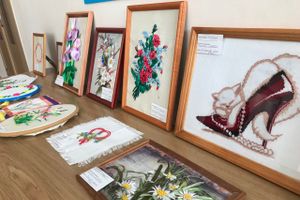 В школе №13 проходит выставка творческих работ учащихся (ФОТО)