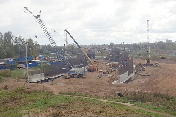 В Великих Луках продолжается строительство автодорожного путепровода через железную дорогу (ФОТО)