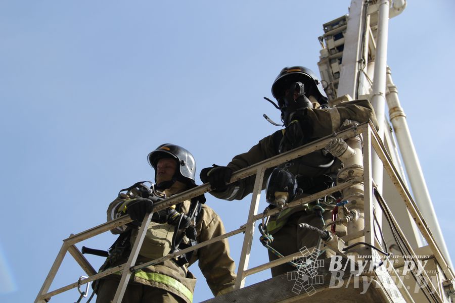 В Великих Луках прошли соревнования пожарных расчетов
