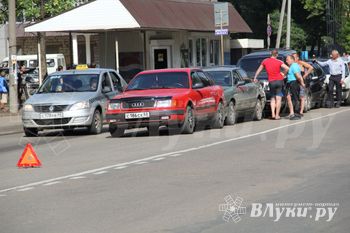 В Великих Луках столкнулись 5 автомобилей (ФОТО)