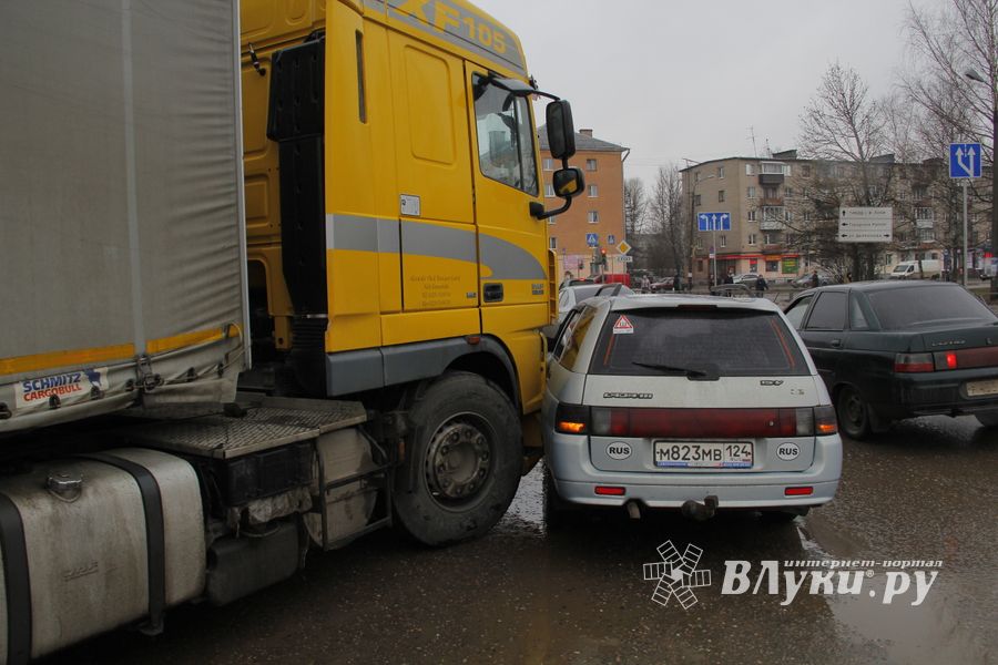  В Великих Луках на площади Калинина опять ДТП (ФОТО)