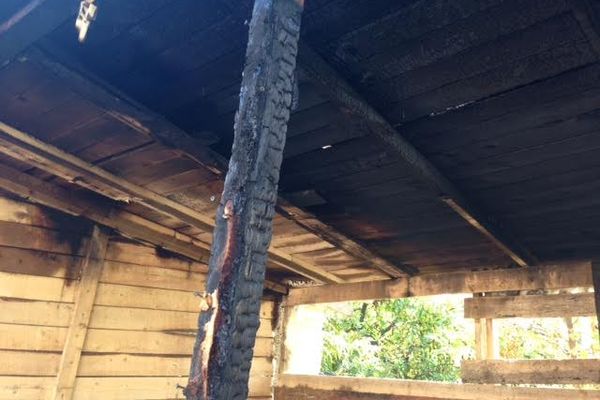 В Великих Луках сгорел торговый павильон (фото)