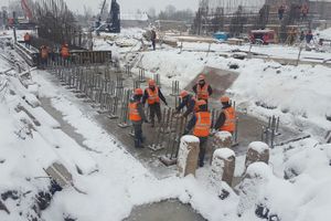 В Великих Луках продолжается строительство автодорожного путепровода с применением технологии зимнего бетонирования (ФОТО)