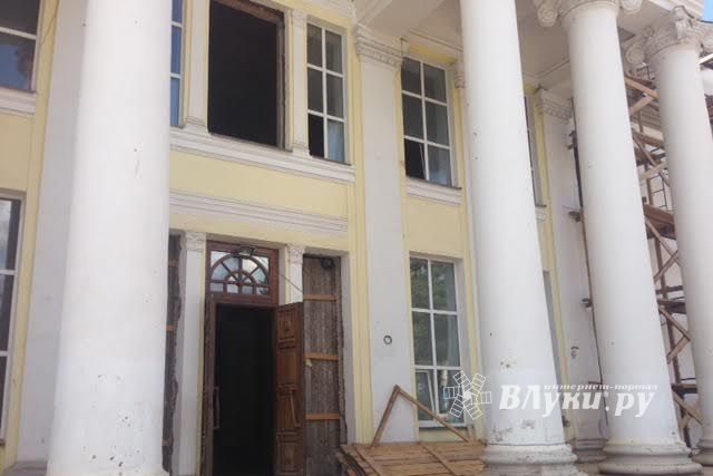 Андрей Тучак посетил Драматический театр в Великих Луках (ФОТО)