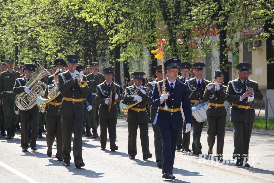 9 мая в Великих Луках. Шествие и салют