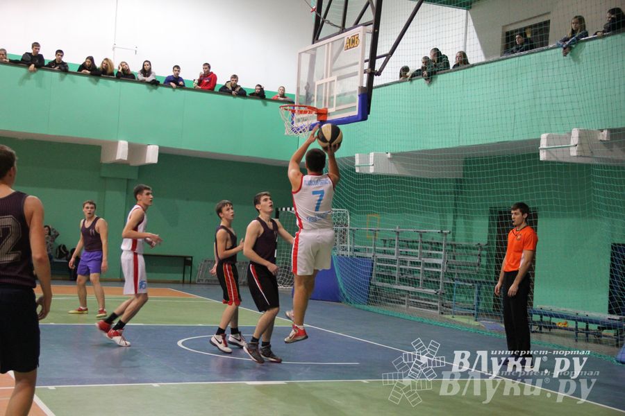 В Великих Луках прошли финальные игры муниципального этапа «КЭС-Баскет» (фото)