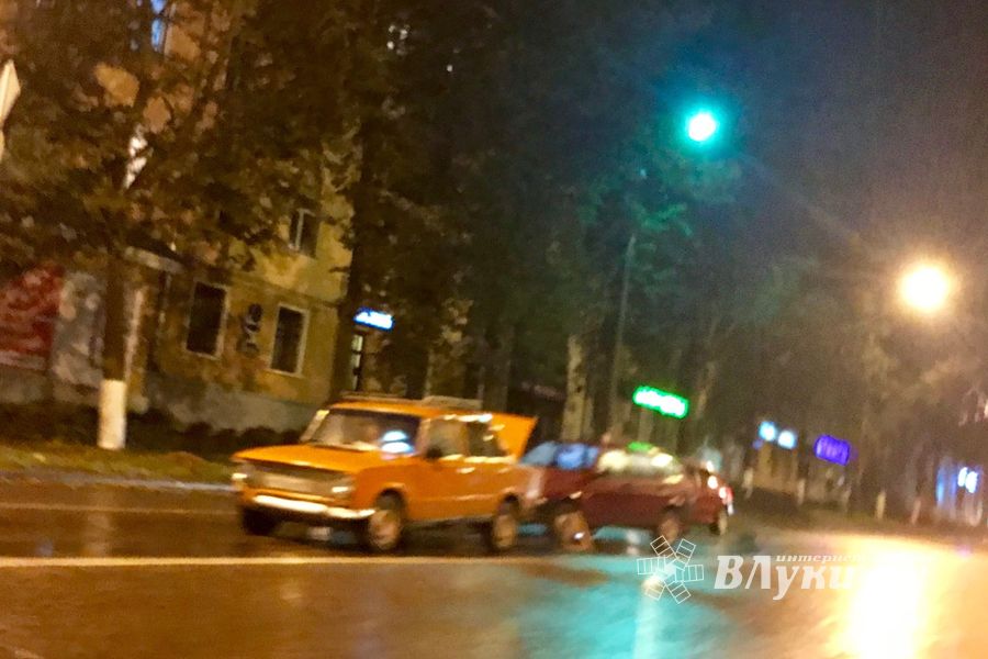 Фотофакт: в Великих Луках произошло ДТП