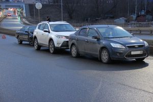 На путепроводе столкнулись три автомобиля (ФОТО)