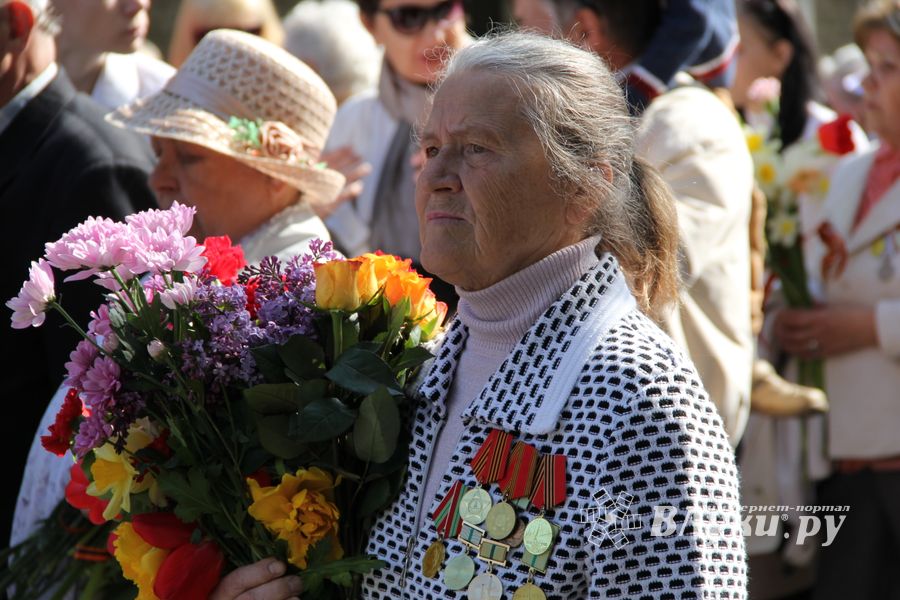 9 мая в Великих Луках. Шествие и салют
