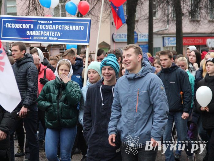 В Великих Луках прошло праздничное шествие (ФОТО)