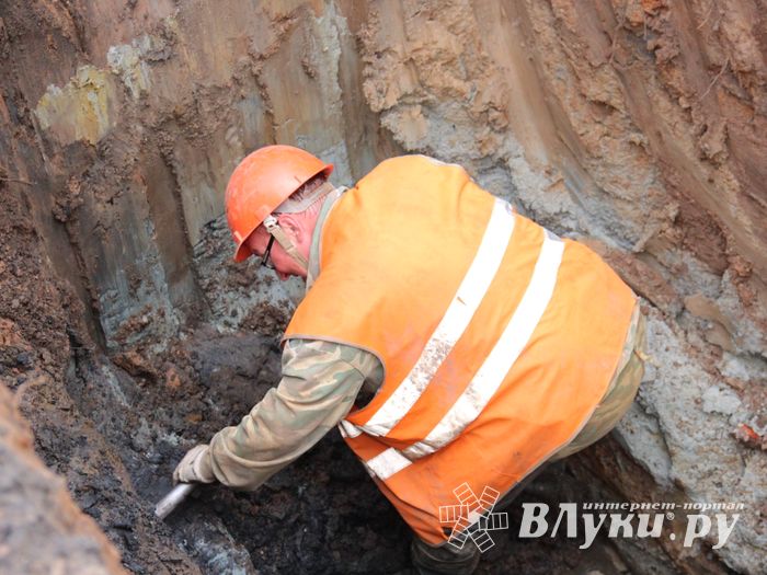 Устранение прорыва водопровода в Великих Луках (ФОТО)