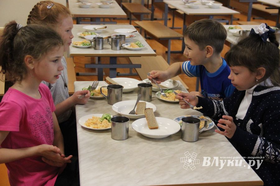 В школах Великих Лук проводят анкетирование по питанию младшеклассников (ФОТО)