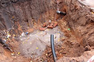 На ул. Тимирязева в Великих Луках идёт устранение «пробоя» (ФОТО)