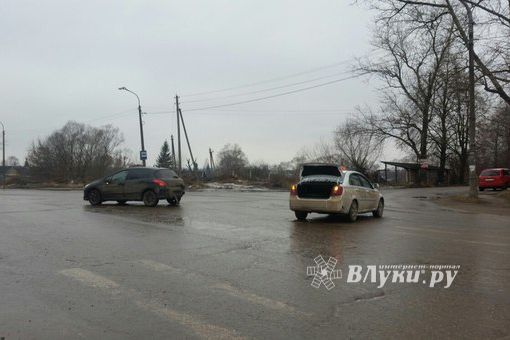 Фотофакт: ​В Великих Луках столкнулись Пежо и такси 