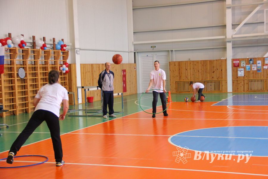 Великолучане одержали победу в зональном этапе «Папа, мама, я – спортивная семья» (ФОТО)