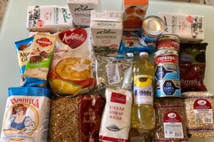 Великолукским школьникам стали раздавать продуктовые наборы (ФОТО)