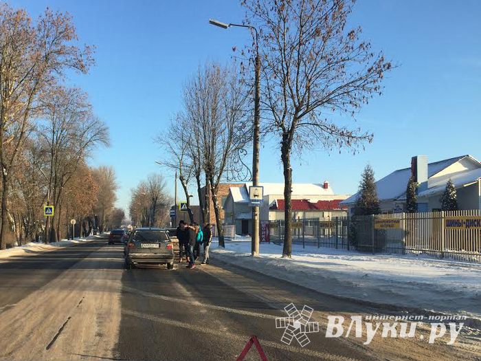 В Великих Луках столкнулись 3 автомобиля (ФОТО)