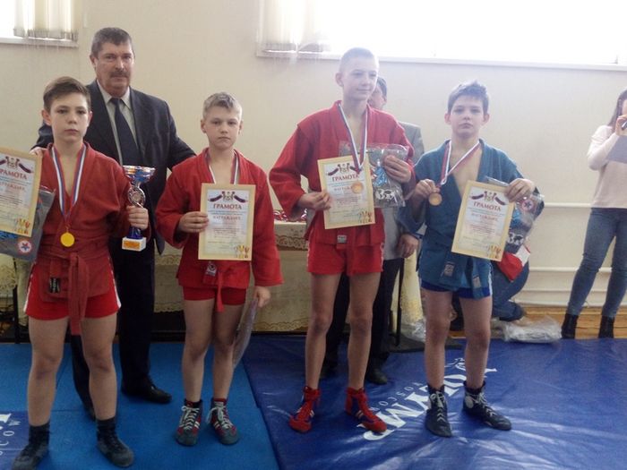 Великолукские спортсмены привезли награды со Смоленского турнира по самбо (ФОТО)