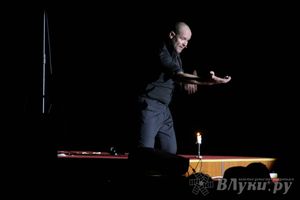Максим Аверин выступил в Великих Луках с моноспектаклем (фото)