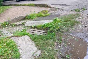 Великолучан беспокоит озеро во дворе дома (ФОТО)