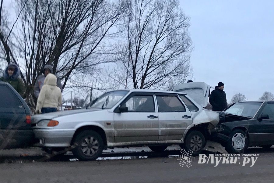 В Великих Луках из-за ДТП образовалась «пробка» (ФОТО)