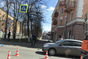 На Октябрьском обновляют «зебры», движение временно затруднено (ФОТО)