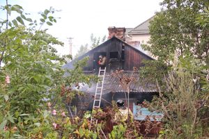 В Великих Луках пожарные тушат барак (ФОТО)