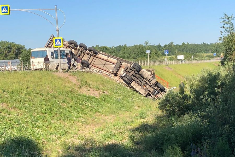 На трассе Рига-Москва произошло ДТП с участием автобуса и фуры (ФОТО)